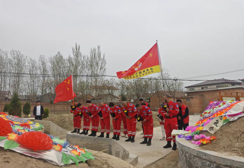 缅怀先烈志  传承英雄魂 中志协濮阳应急救援队赴清丰祭奠“一门四英烈”